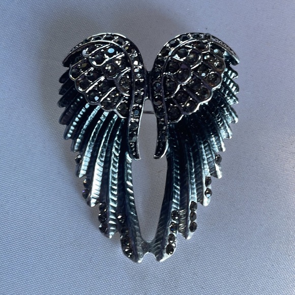 New! Angel Wings Crystal Brooch - Picture 4 of 10